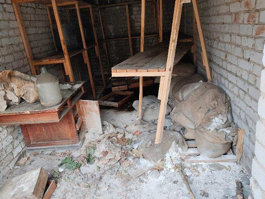 На ул. Рабфаковской, рядом со школой, стоит заброшенный гараж